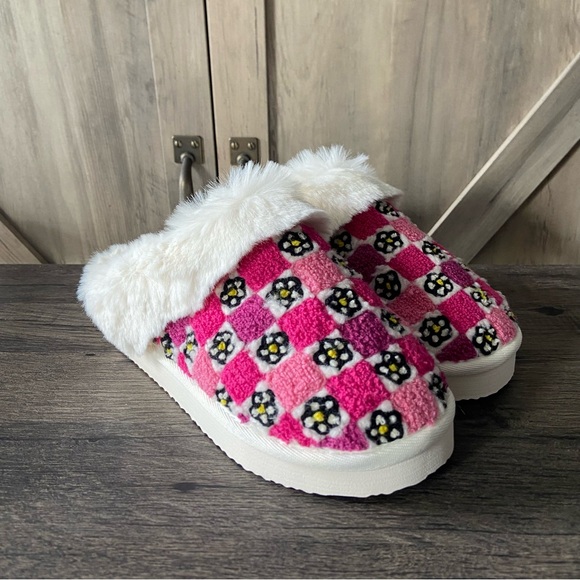 American Eagle Outfitters Shoes - American Eagle Outfitters Pink Checkered Floral Fuzzy Slippers Size 10 NWT